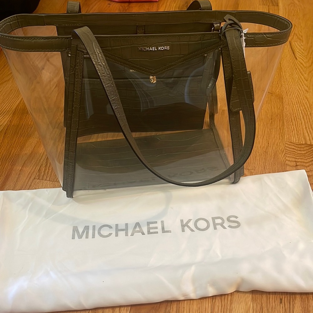 Michael kors bag brand new never worn just sitting in the closet!!!